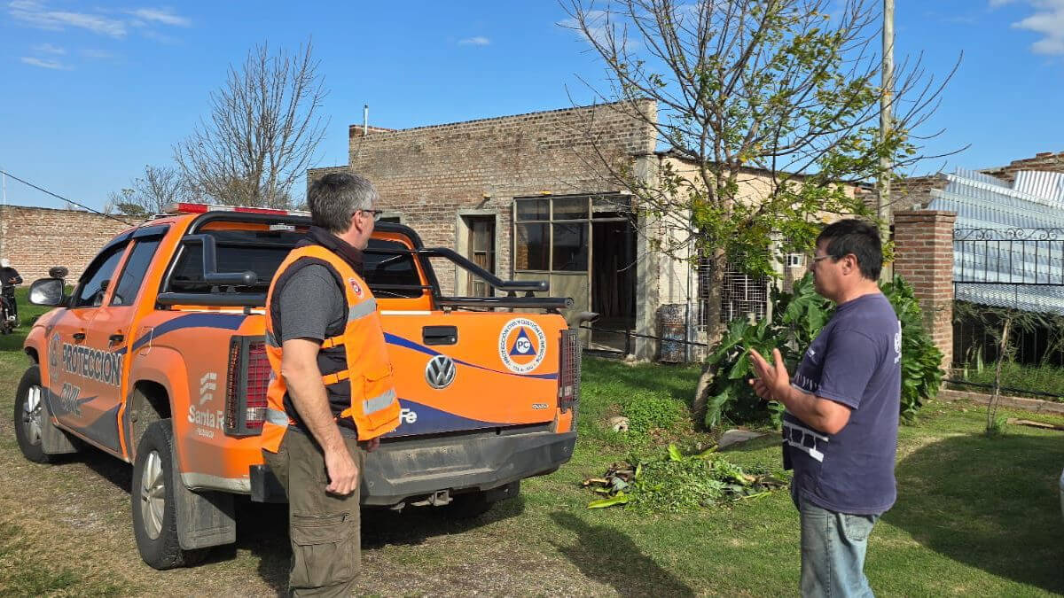 Equipos de Protección Civil y bomberos trabajando en zonas anegadas por las fuertes lluvias en Santa Fe