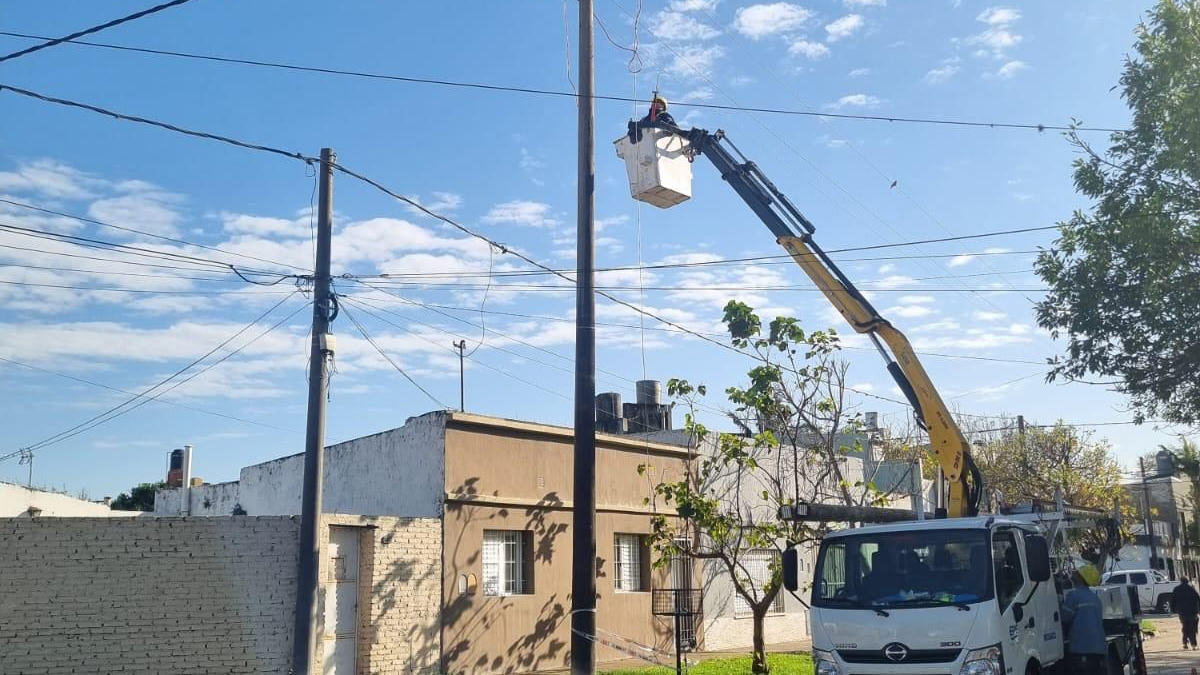 Cuadrillas de la EPE trabajan en zonas afectadas por las fuertes tormentas para reponer el servicio