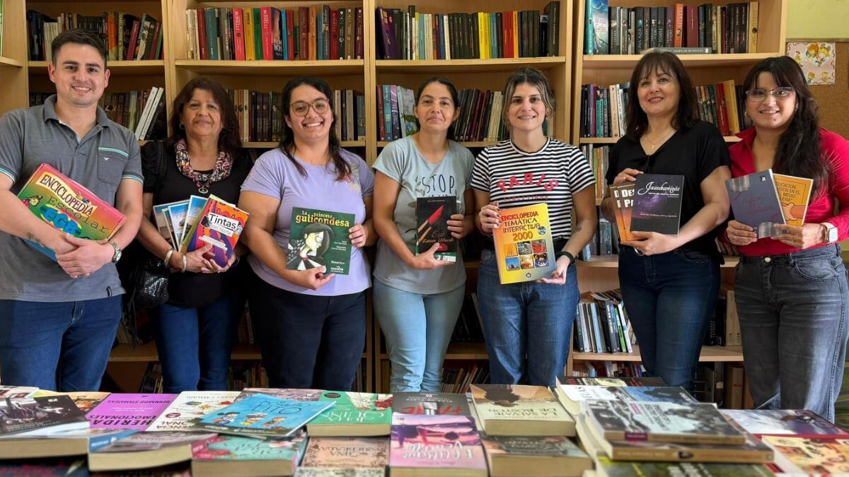 Diputada Charo Mancini visitando la Biblioteca Popular “Ernesto Sábato” en Ingeniero Chanourdie