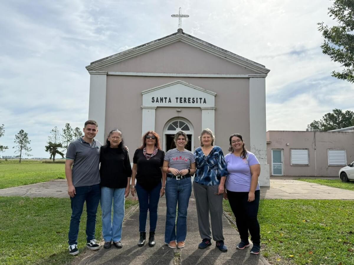 Diputada Charo Mancini visitando la capilla Santa Teresita