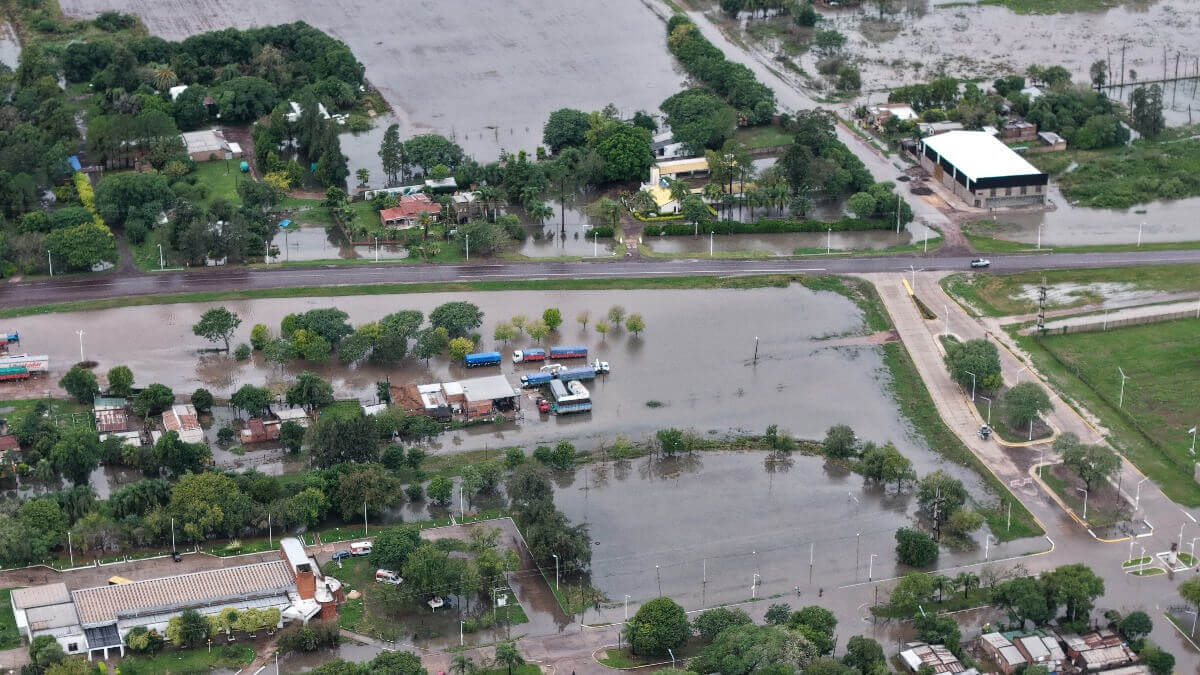 Calles de Villa Ocampo inundadas tras las intensas lluvias de 270 mm que afectaron a más de 200 familias.