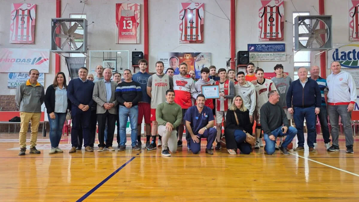 Senador Felipe Michlig entrega Declaratoria de Interés al plantel de básquet del Club Sportivo Suardi, campeones de lade la Conferencia de la Zona Norte, del Torneo Clausura, de la Liga Argentina.