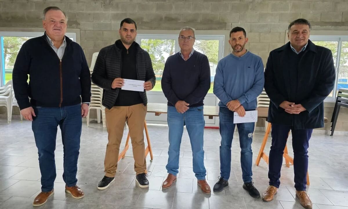 Michlig haciendo entrega de aportes a instituciones de Villa Trinidad