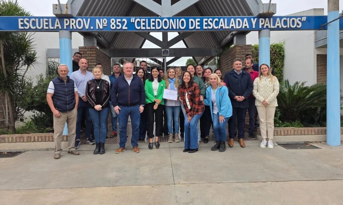 El seandor Michlig encabezó la entrega de fondos FANI en la escuela N°852 de San Guillermo