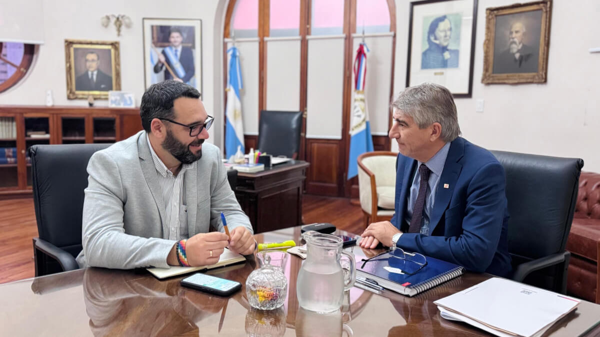 Diputado Sergio ‘Chiqui’ Rojas en reunión de trabajo con el ministro Fabián Bastía en la capital santafesina