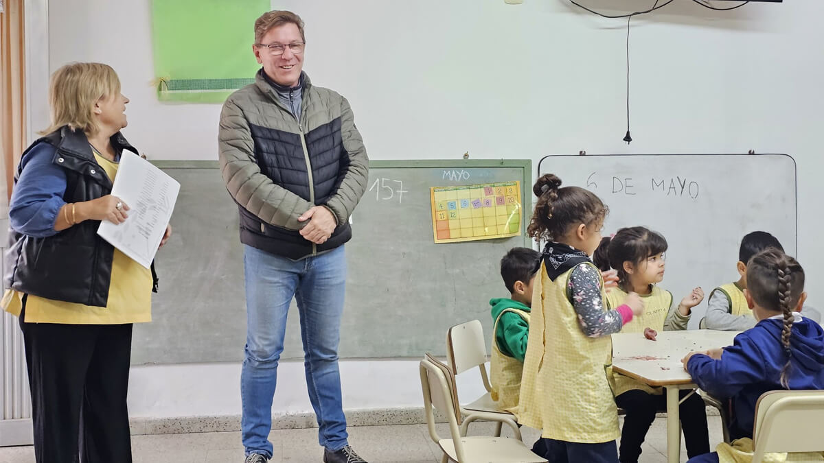 El senador Rodrigo Borla recorre las instalaciones del Jardín N°94 de San Justo junto a la directiva, en una visita donde anunció mejoras edilicias.