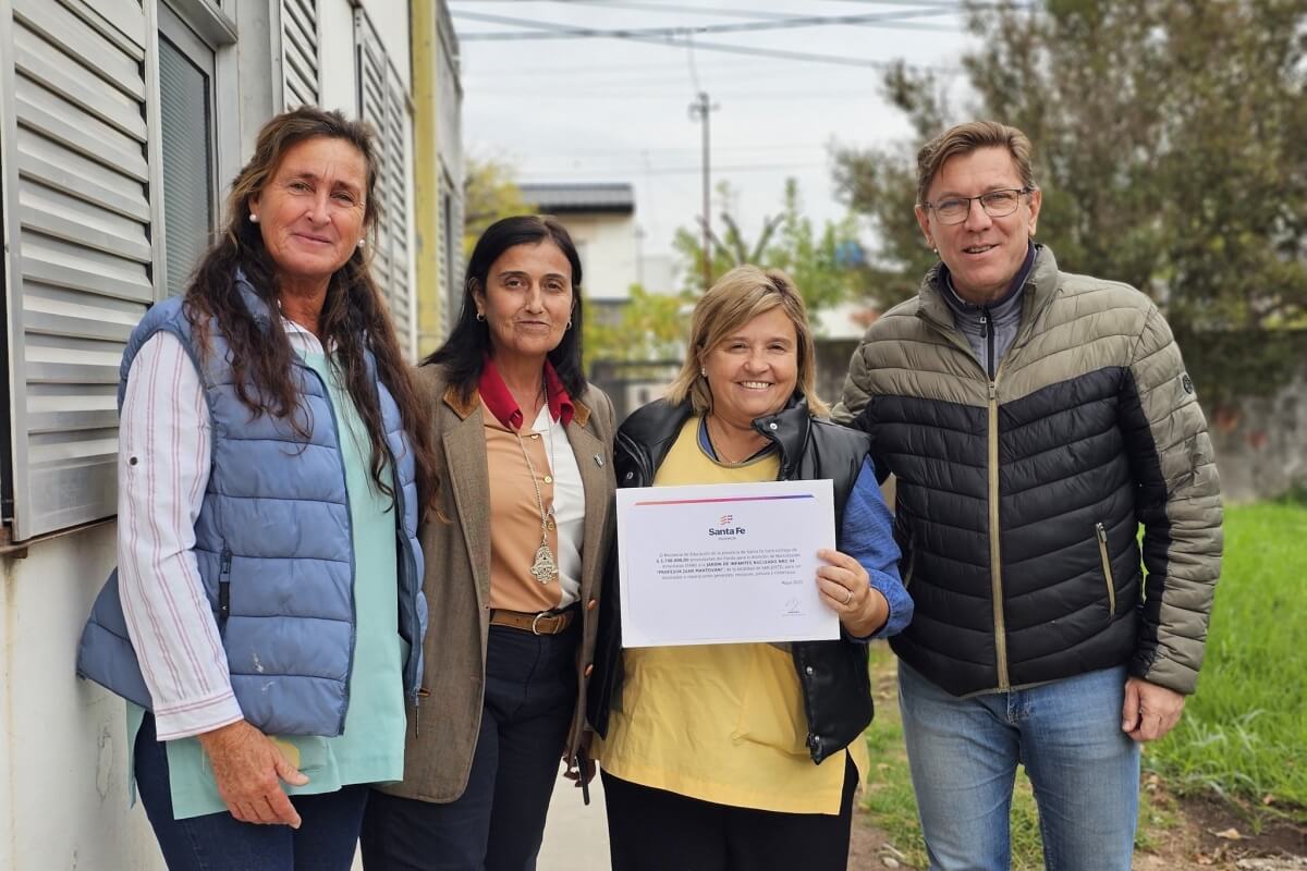 El senador Rodrigo Borla realizando la entrega de aportes FANI para la concresión de mejoras edilicias en el Jardín de Infantes N°94 de la ciudad de San Justo