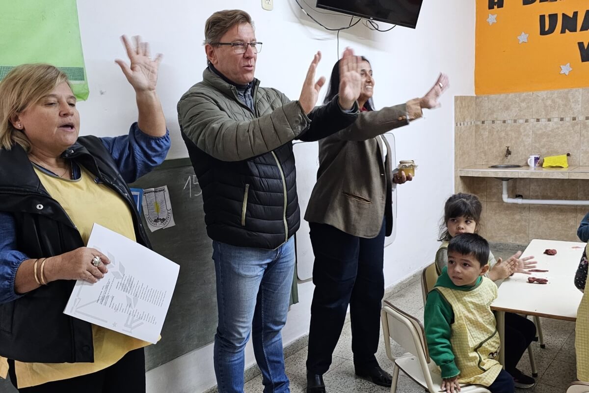 El senador Borla visitando el Jardín de Infantes N°94 de la ciudad de San Justo