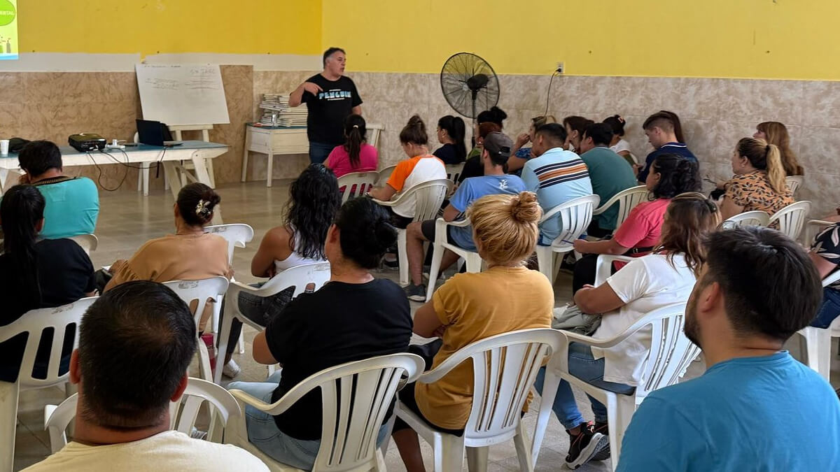 Participantes atentos durante un momento de la capacitación en manipulación segura de alimentos