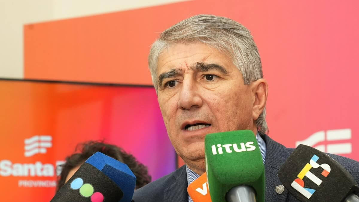 El ministro de Gobierno Fabián Bastia haciendo el anuncio del pago del aumento a empleados estatles