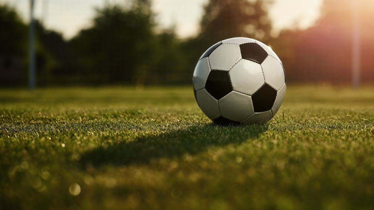 Pelota de fútbol en campo de juego