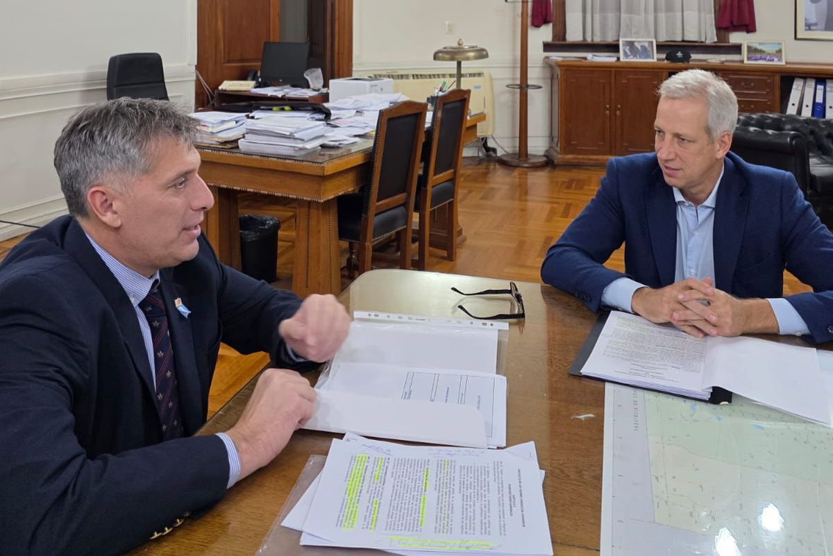 Diputado Dionisio Scarpin en reunión con el ministro de Economía de Santa Fe, Pablo Olivares, analizando mejoras para caminos rurales