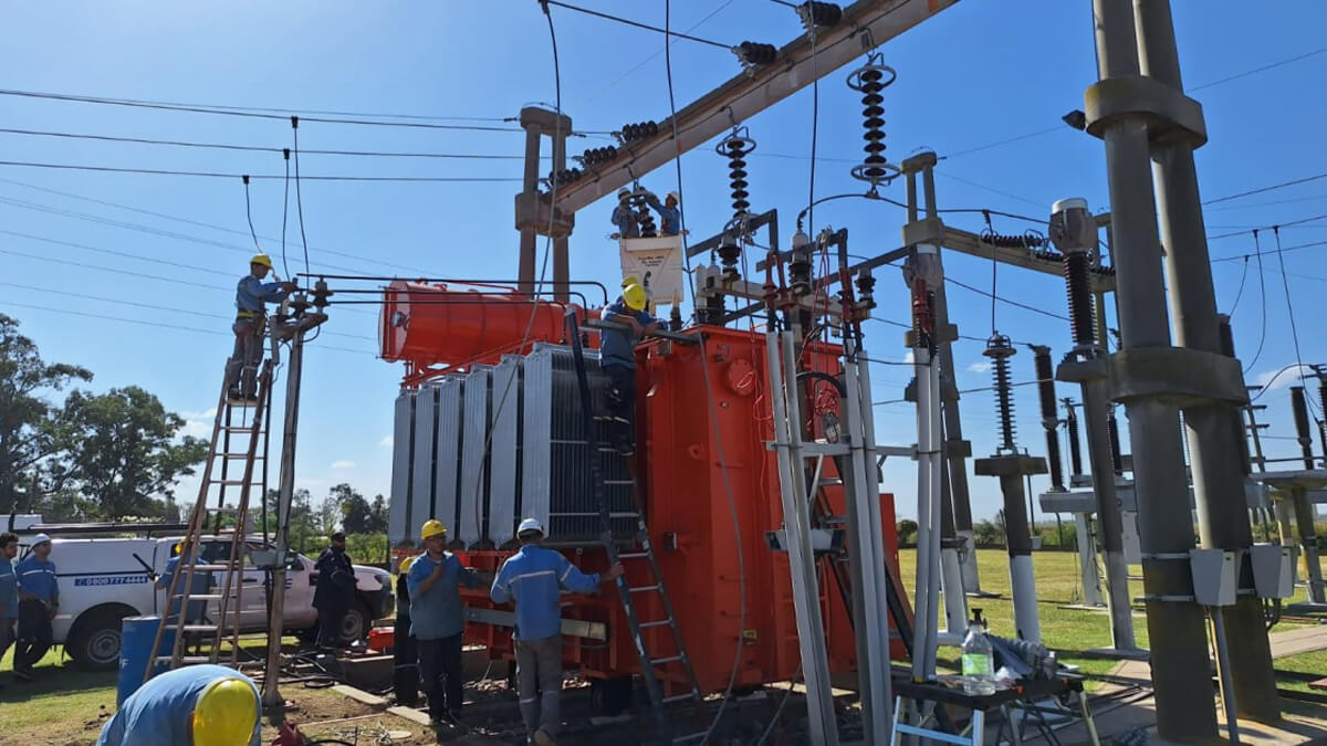 Operarios de la EPE instalando el nuevo transformador de 30 MVA en la estación de Ceres