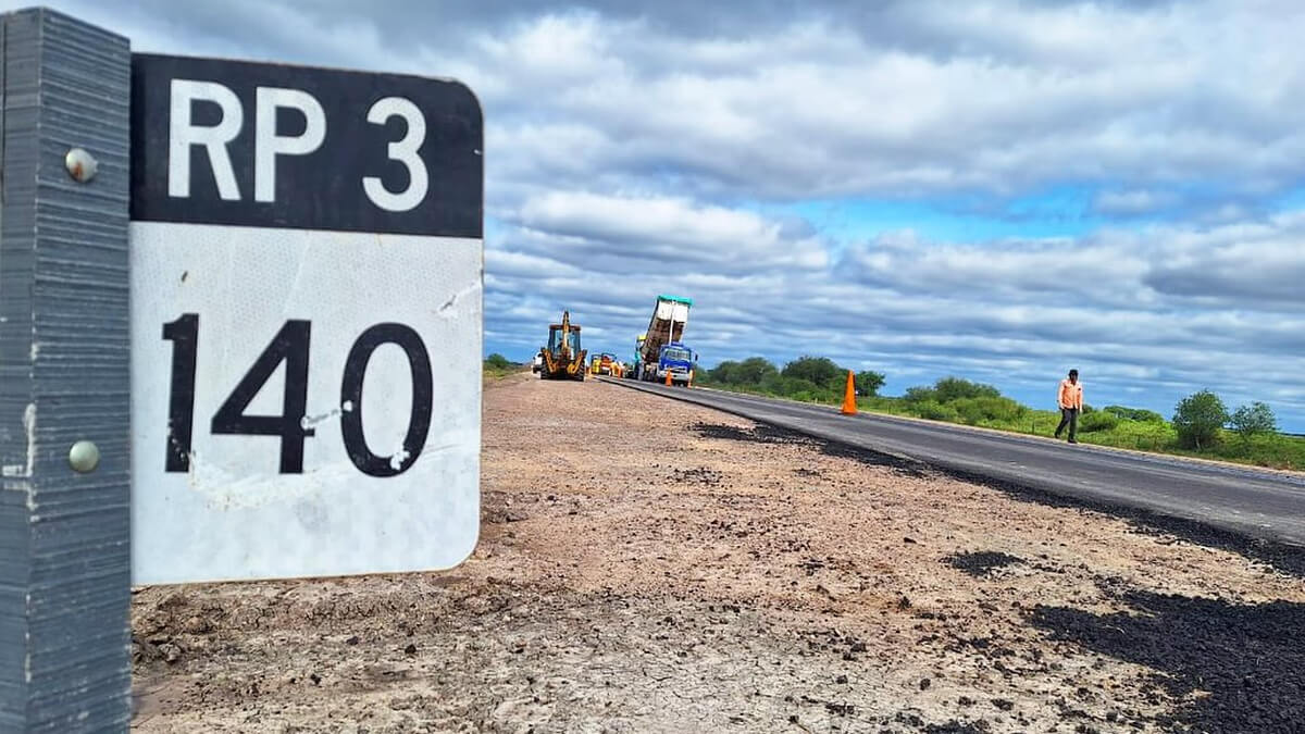 Personal de Vialidad Provincial realiza los últimos trabajos de pavimentación en el km 140 de la RP3, uniendo definitivamente las localidades del norte santafesino.