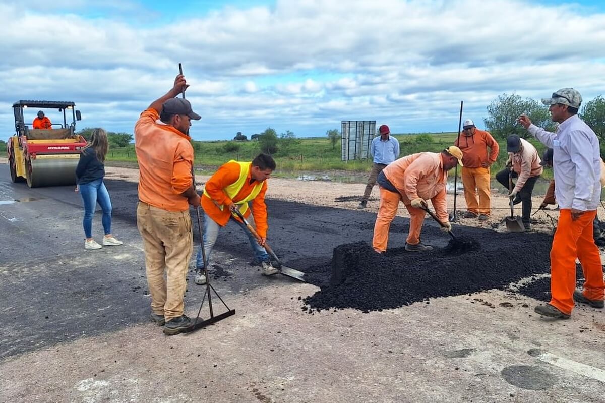 Personal de Vialidad Provincial realiza los últimos trabajos de pavimentación en el km 140 de la RP3, uniendo definitivamente las localidades del norte santafesino.