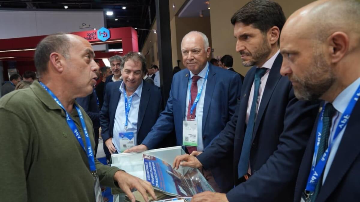 Pullaro recorre los stand en la Arminera 2025