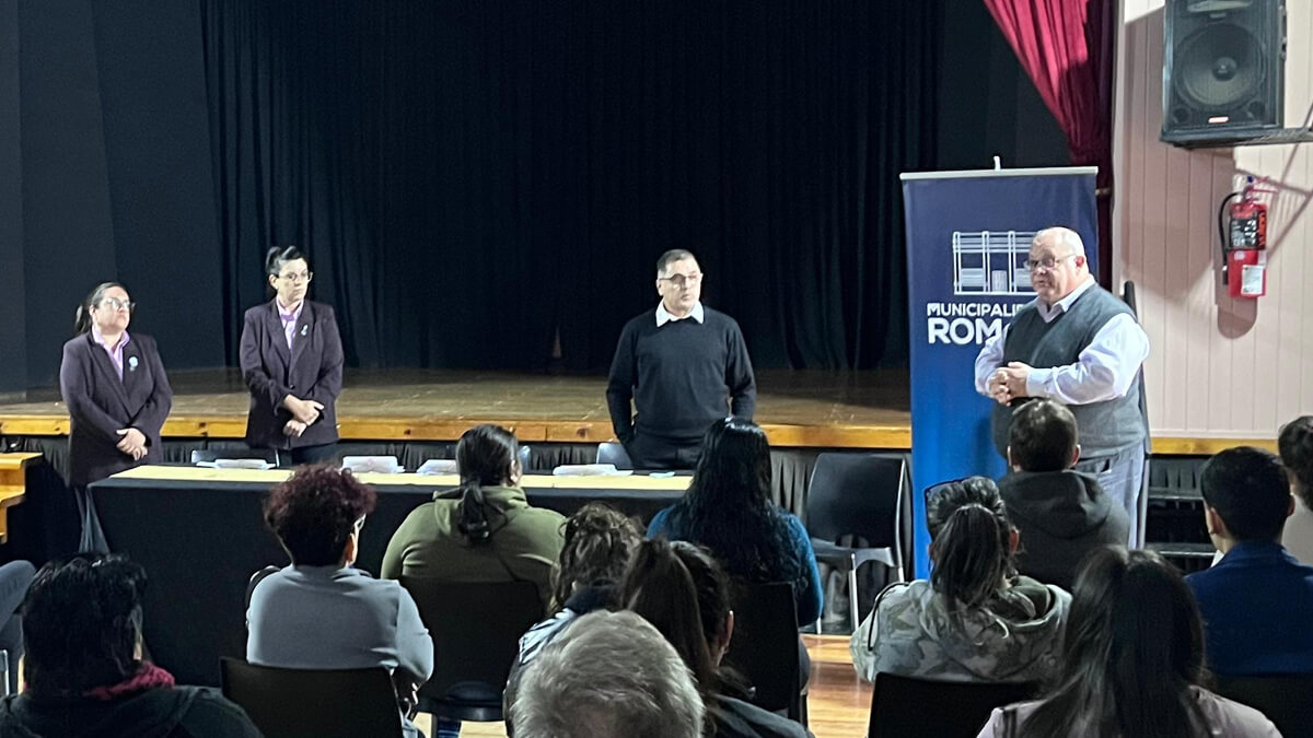 El intendente Sergio Ramseyer encabeza la entrega de becas a estudiantes de Romang en el marco del Programa Municipal de Becas.