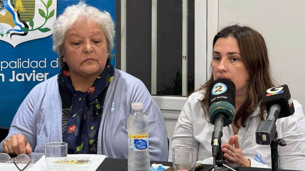 Intendente Maribel González junto a integrante de la Fundación Museo Histórico durante la presentación oficial en el Polo Cultural de San Javier