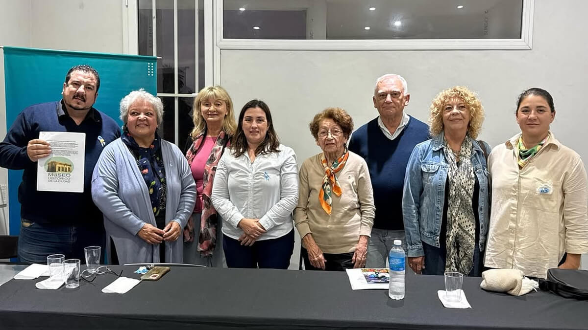 Intendente Maribel González junto a integrantes de la Fundación Museo Histórico durante la presentación oficial en el Polo Cultural de San Javier