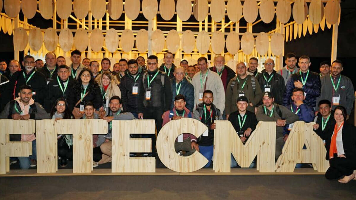 Representantes de la carpintería y la industria maderera de Avellaneda durante su visita a FITECMA en el predio de la Sociedad Rural de Buenos Aire