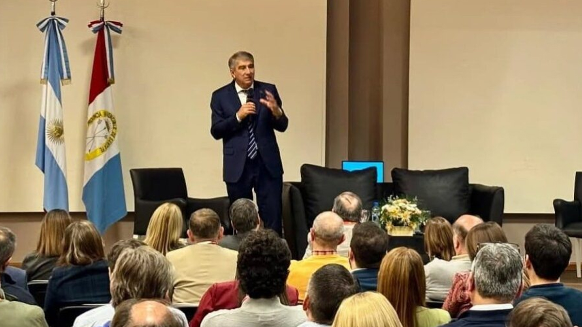 El ministro Fabián Bastia se dirige al público durante el Foro de Transparencia en Casa de Gobierno.