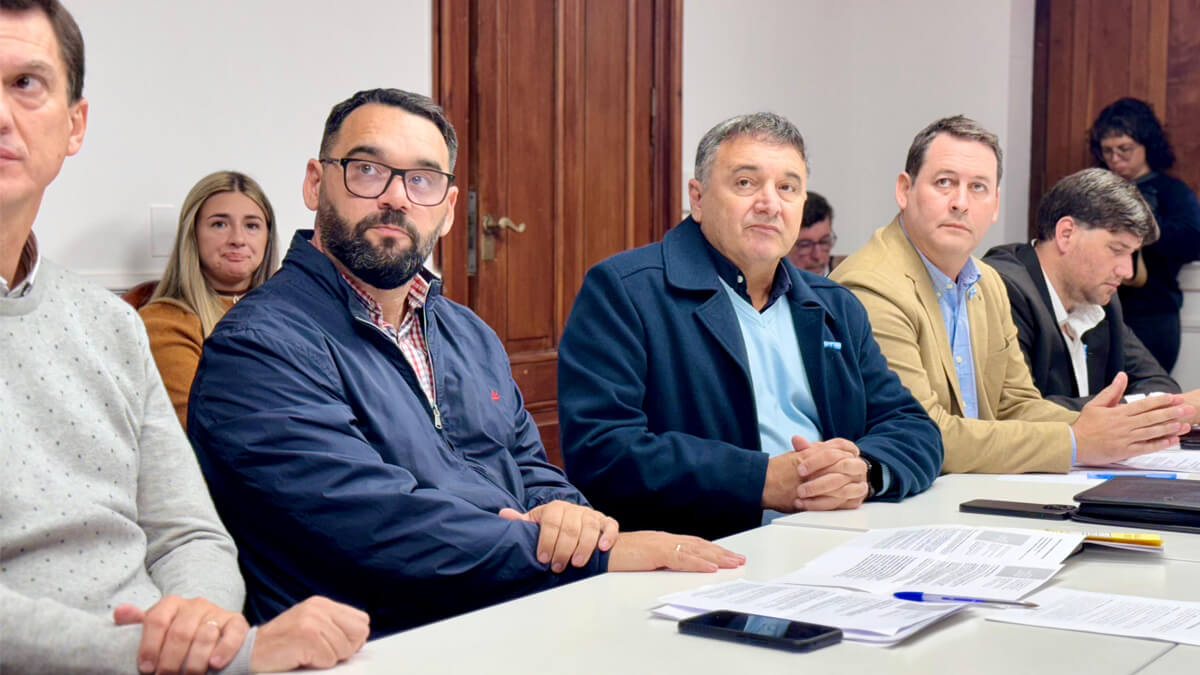 Diputado Sergio "Chiqui" Rojas exponiendo en la Comisión de Agricultura y Ganadería sobre su proyecto de ganadería regenerativa en Santa Fe.