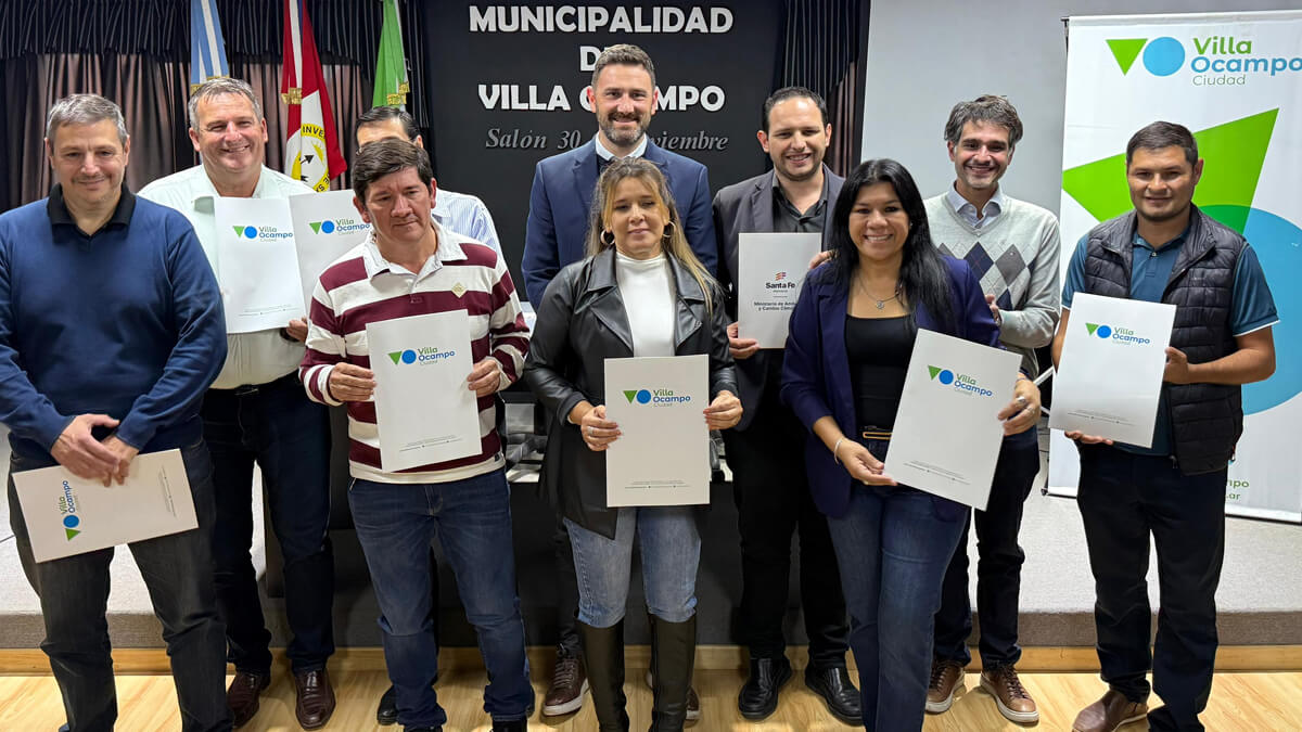 El ministro Enrique Estevez junto a las autoridades locales que firmaron el acuerdo por el GIRSU en el norte santafesino