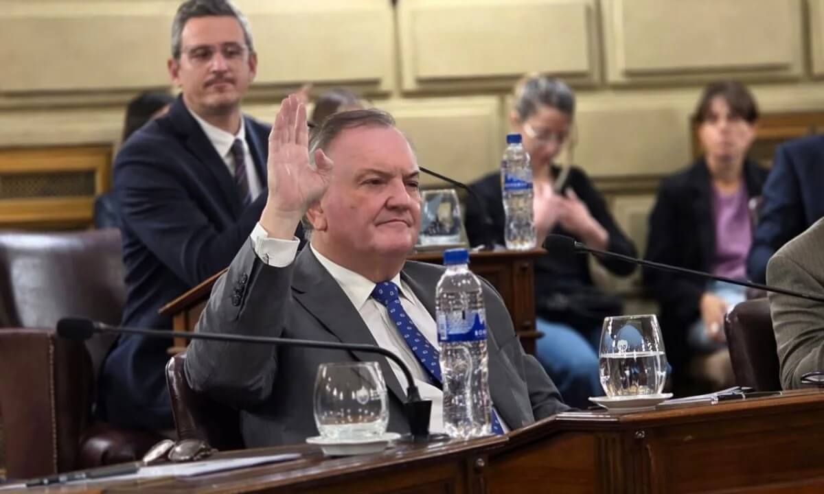 El senador Felipe Michlig vota en la Cámara de Senadores de Santa Fe durante la sesión sobre créditos internacionales