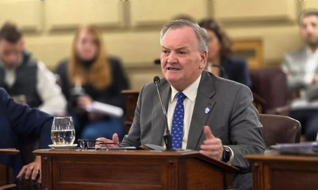 El senador Felipe Michlig exponiendo en la Cámara de Senadores de Santa Fe durante la sesión sobre créditos internacionales