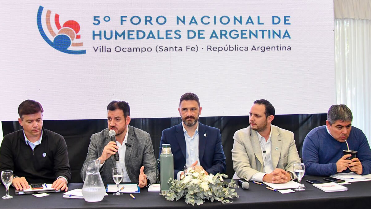 Acto de apertura del 5º Foro Nacional de Humedales en Villa Ocampo, encabezado por el ministro provincial de Ambiente, Enrique Estévez, y el intendente local, Cristian Marega