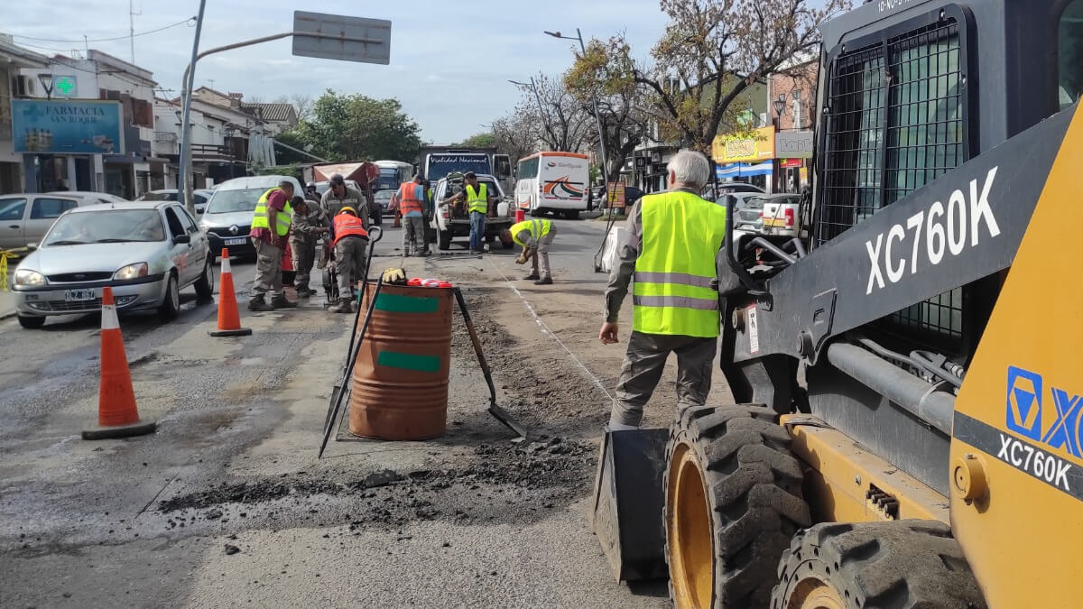 Equipos de Vialidad Nacional realizan repavimentación en la RN 11, tramo urbano de Reconquista, con maquinaria pesada