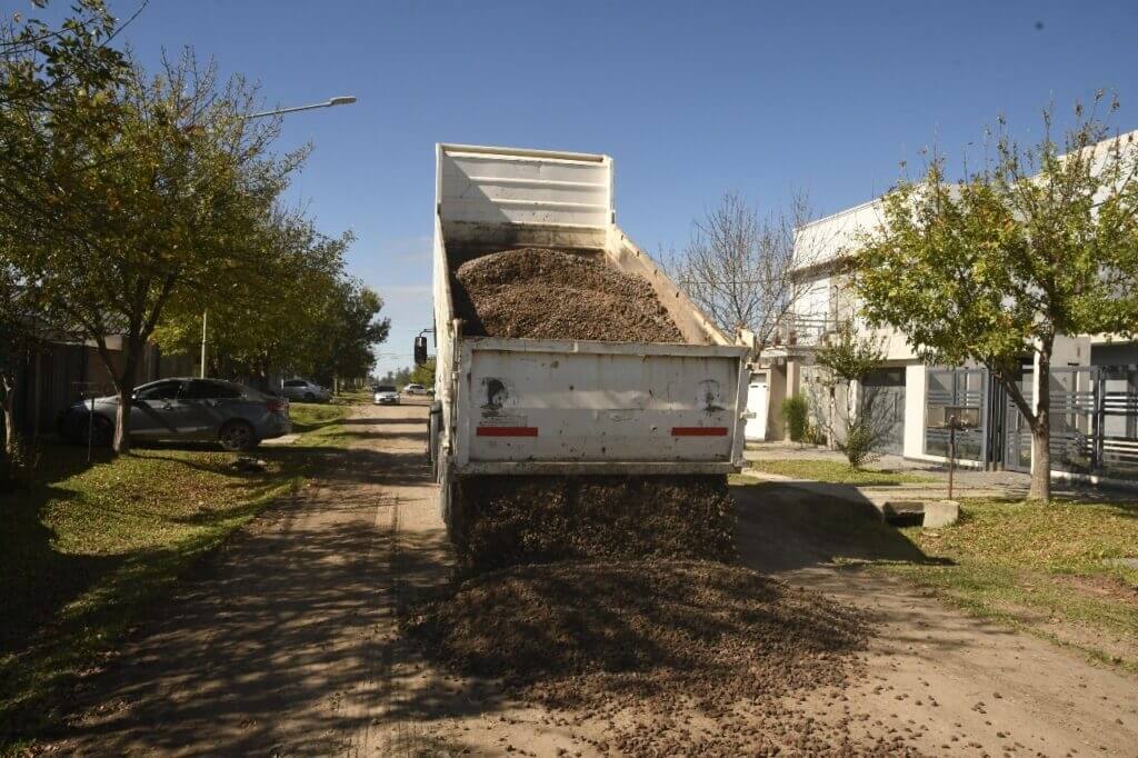 Camión realizando el sembrado de piedras en calles del Barrio Progresar de Avellaneda