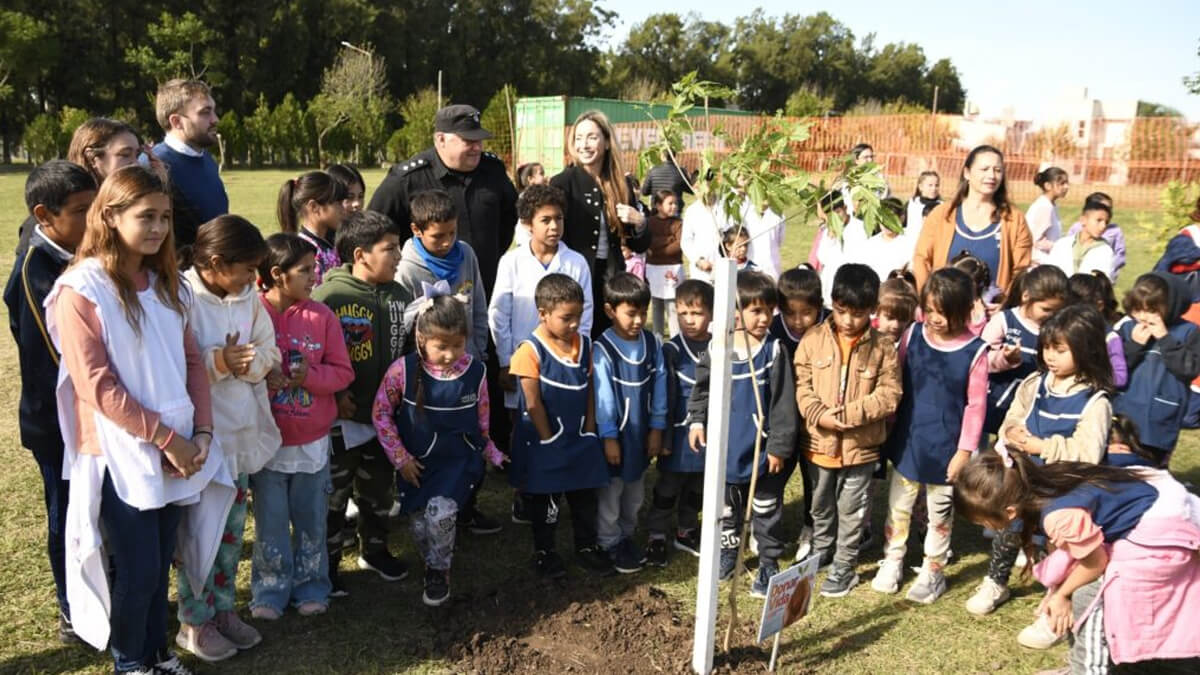 Estudiantes de la Escuela N.º 928 de Avellaneda plantando árboles en homenaje a donantes de órganos