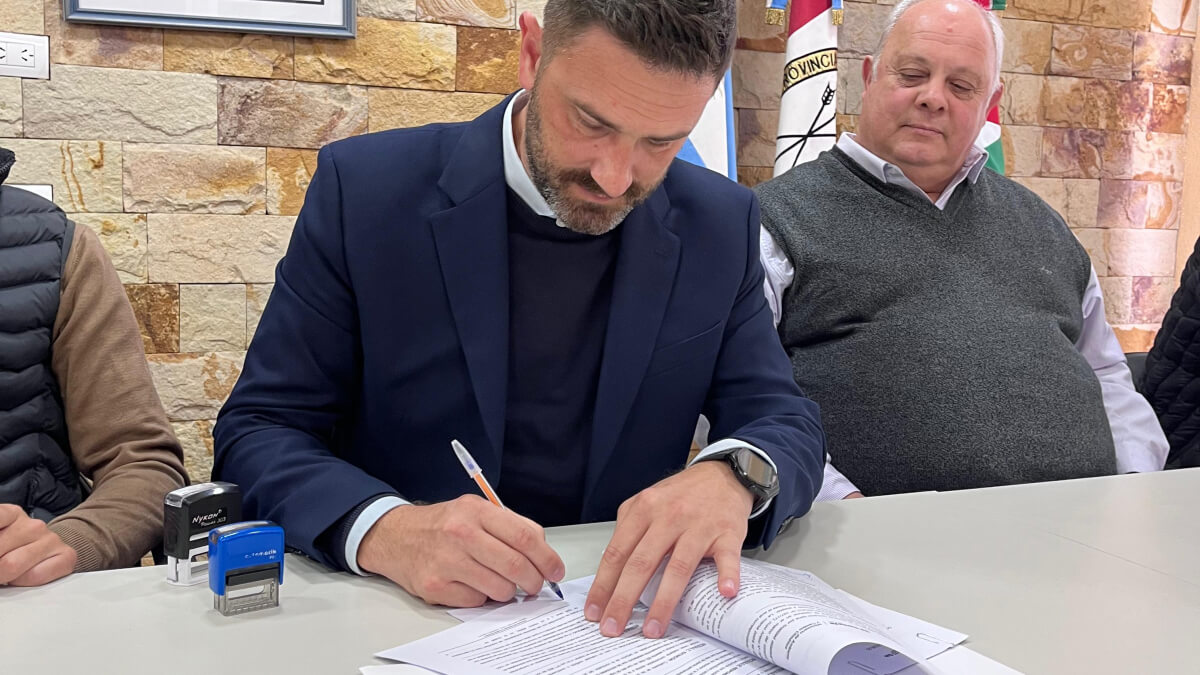 Ministro Enrique Estévez y el intendente Sergio Ramseyer firman convenio ambiental en Romang para la gestión sostenible de residuos