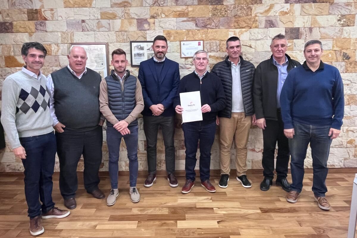 El ministro Estevez junto a las autoridades locales de las localidades que conforman el consorcio de la micro región E1