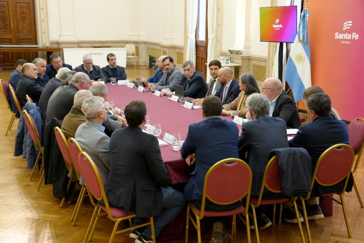 Gobernador Maximiliano Pullaro y ministros en reunión con el presidente de la UIA, Martín Rappallini, y autoridades industriales en Santa Fe.