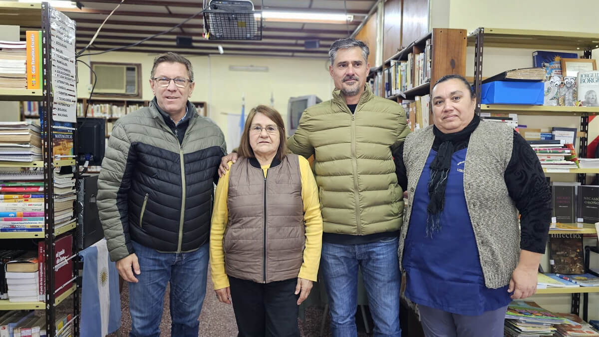 Senador Rodrigo Borla en visita a instituciones de La Criolla, conversando con miembros de la comunidad