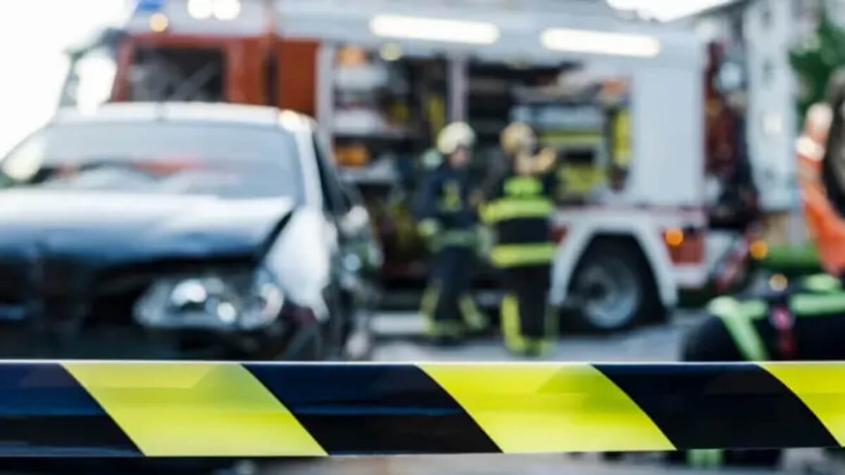 Accidente de tránsito en una ruta de Santa Fe, con vehículo dañado y ambulancia en el lugar.