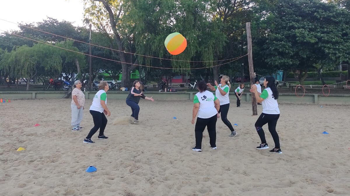 Mayores adultos realizando actividades en la playa