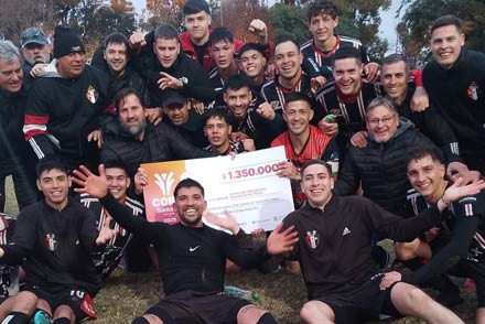 Jugadores de Atlético y Tiro celebrando su clasificación a octavos de final de la Copa Santa Fe en el campo de juego