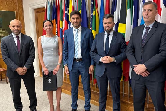 Pullaro durante la misión institucional en Estados Unidos, encabezando reuniones con organismos internacionales