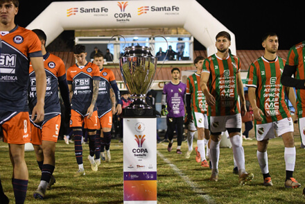 La Copa Santa Fe expuesta durante uno de los partidos de 16avos de final entre Central Córdoba y Sportivo Las Parejas.