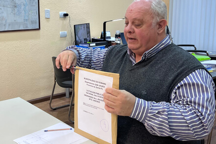 Apertura de sobres con las ofertas recibidas en la licitación de maquinaria municipal en Romang