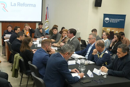 Reunión de la Comisión de Régimen Municipal durante la organización de la audiencia pública en Rosario