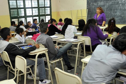 Maestra dando clases en el aula