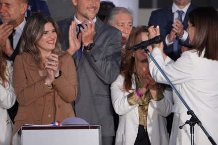 Diputada Charo Mancini jurando la nueva Constitución de Santa Fe en la explanada de la Legislatura.