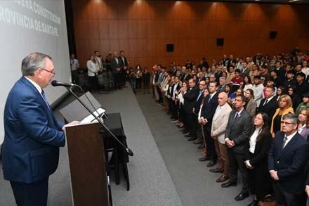 Senador Felipe Michlig toma juramento en Santa Fe por la nueva Constitución Provincial