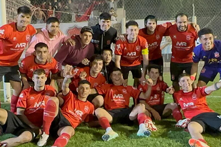 Equipo de Romang FC celebrando el título del Torneo Clausura 2025