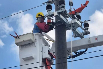Operarios de la EPE realizando trabajos de mejora en la red de media tensión en Reconquista