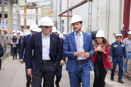 Pullaro recorriendo las instalaciones industriales de Molinos Agro en San Lorenzo